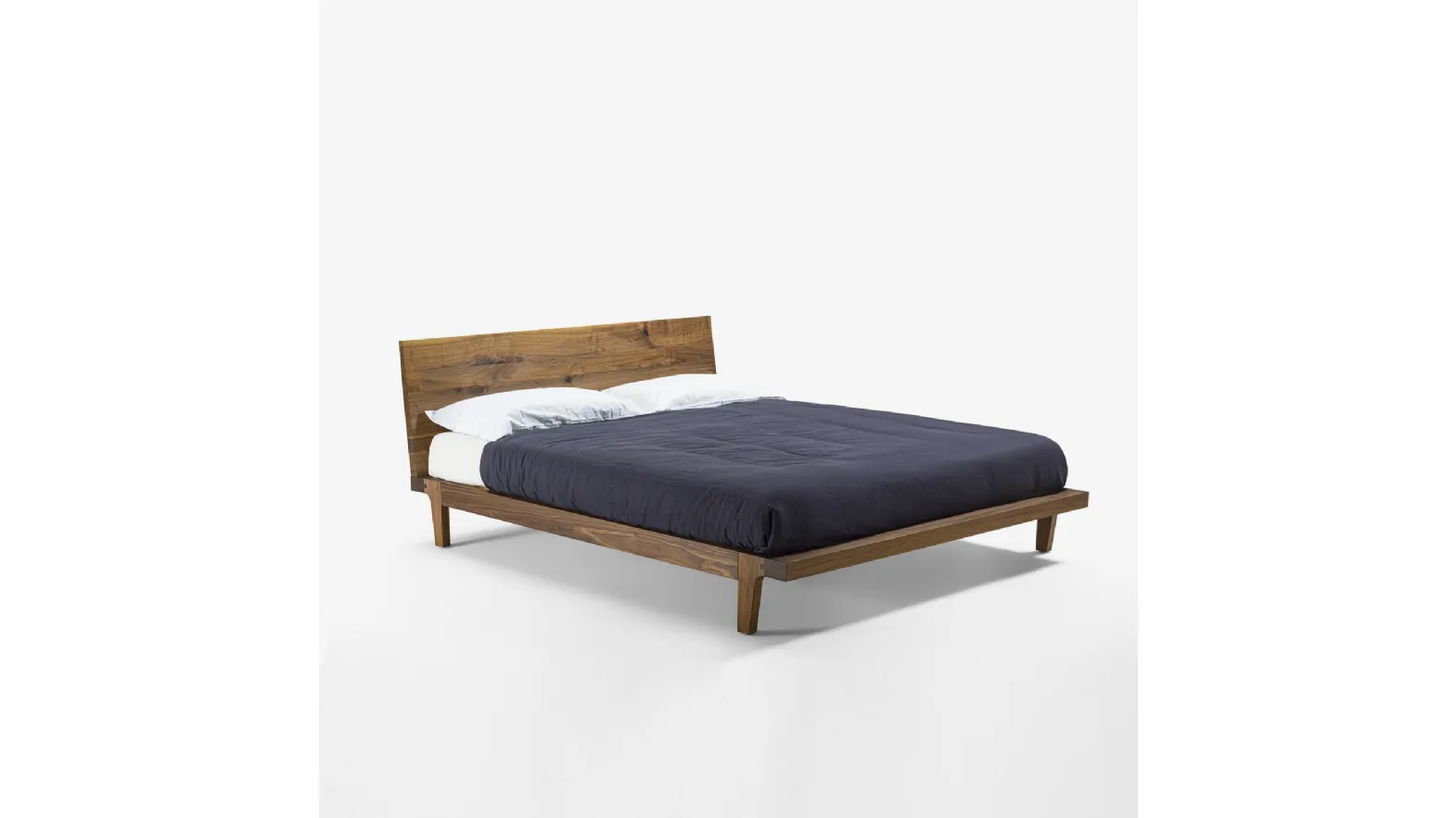 Letto con testiera Revo interamente realizzato in legno massello di Riva1920