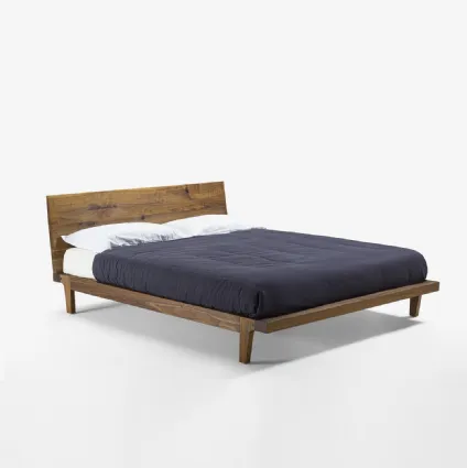 Letto con testiera Revo interamente realizzato in legno massello di Riva1920