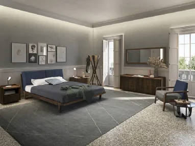 Letto con testiera Revo Soft Bed interamente realizzato in legno massello dove due cuscini in tessuto imbottito ne aumentano il comfort di Riva1920