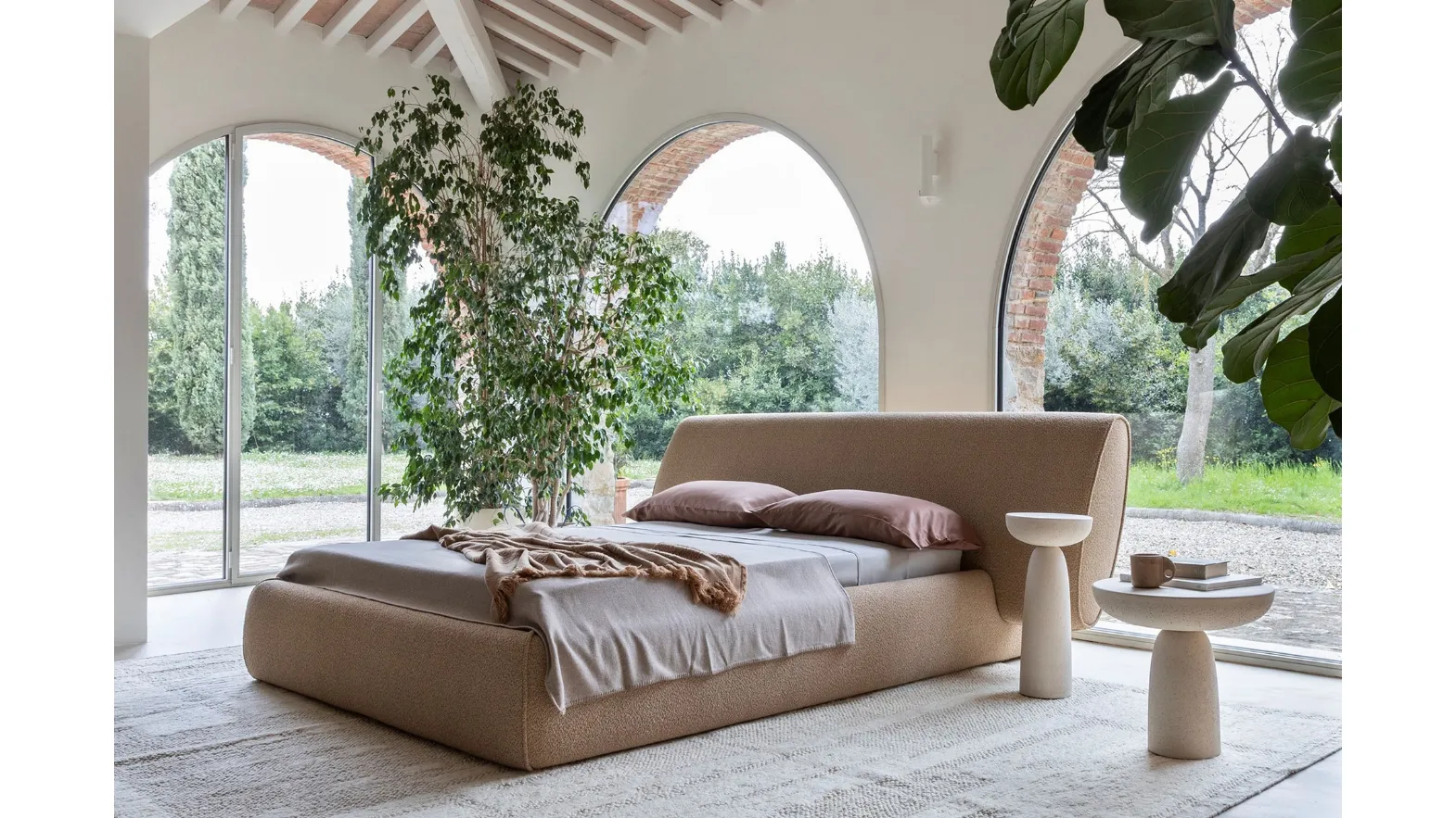 Letto matrimoniale imbottito scultoreo Rio di Mogg