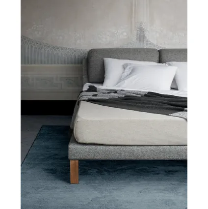 Letto in tessuto con testiera Soft to The Touch di Midsummer Milano