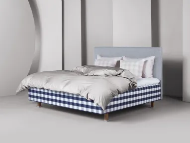 Letto Superia in legno e tessuto dallo stile moderno e matrimoniale di Hänstens