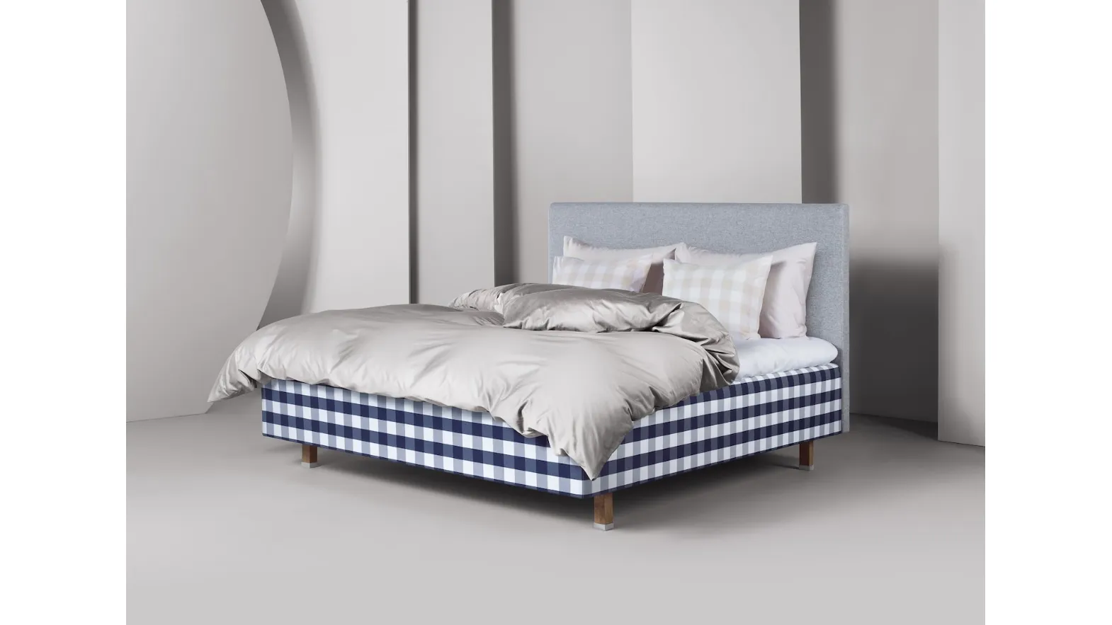 Letto Superia in legno e tessuto dallo stile moderno e matrimoniale di Hänstens