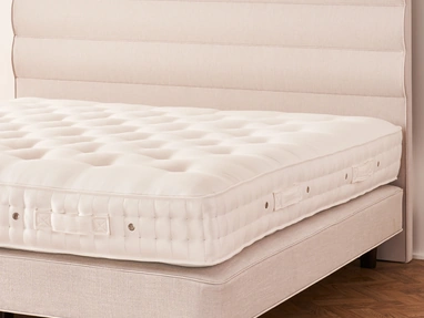 Letto con testiera Triton di Vispring
