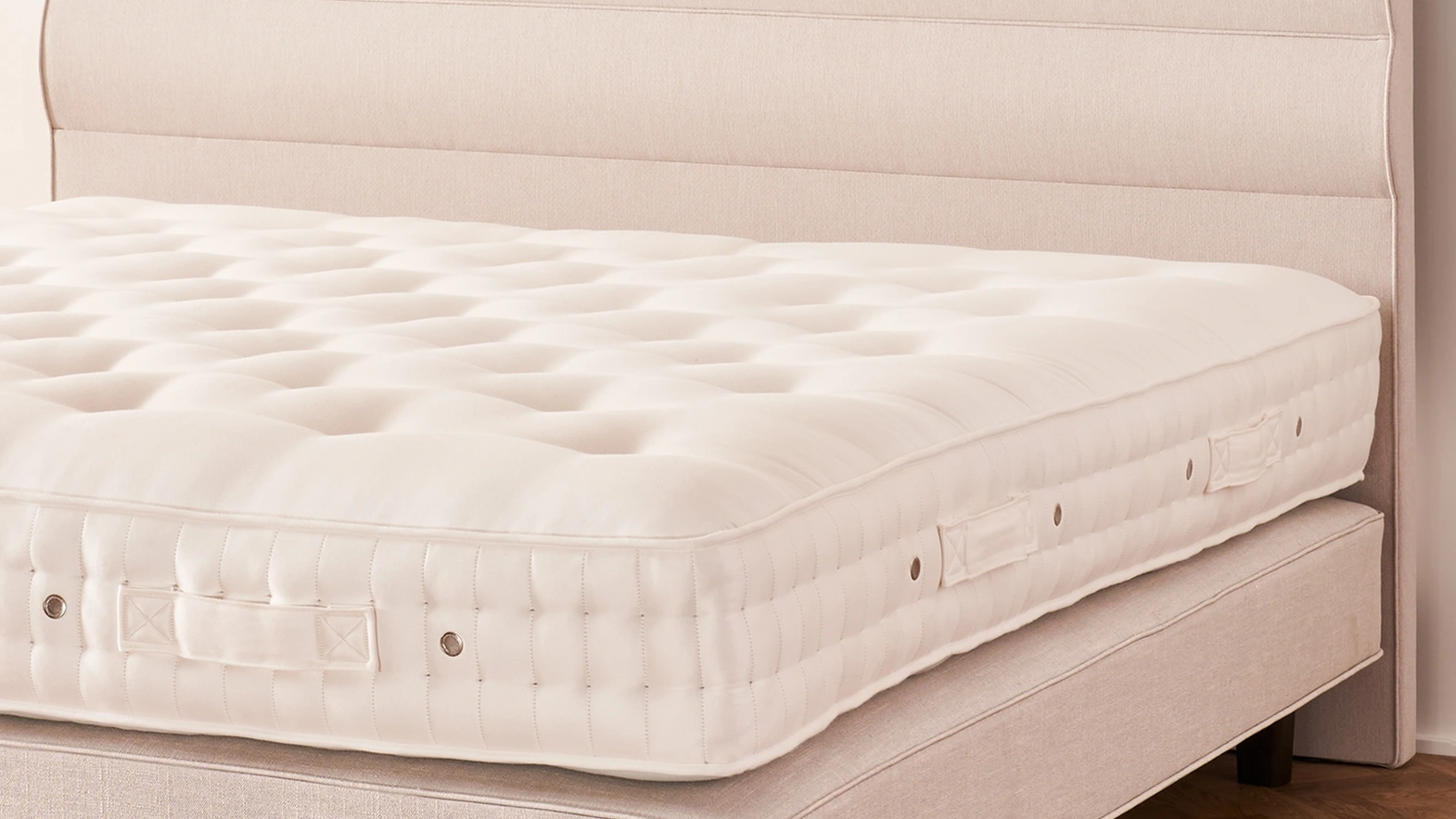 Letto con testiera Triton di Vispring