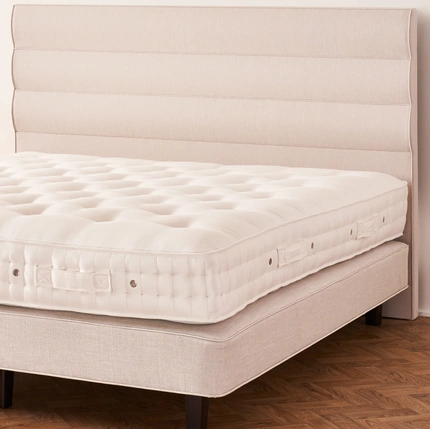 Letto con testiera Triton di Vispring