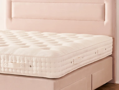 Letto con testiera Enyo di Vispring