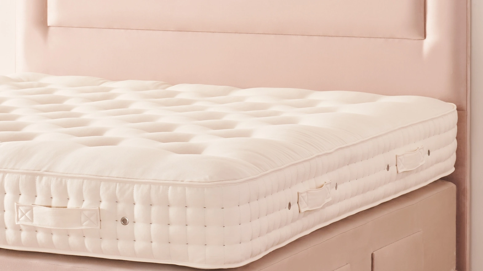 Letto con testiera Enyo di Vispring