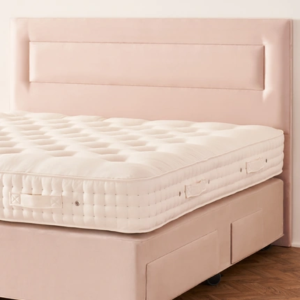 Letto con testiera Enyo di Vispring