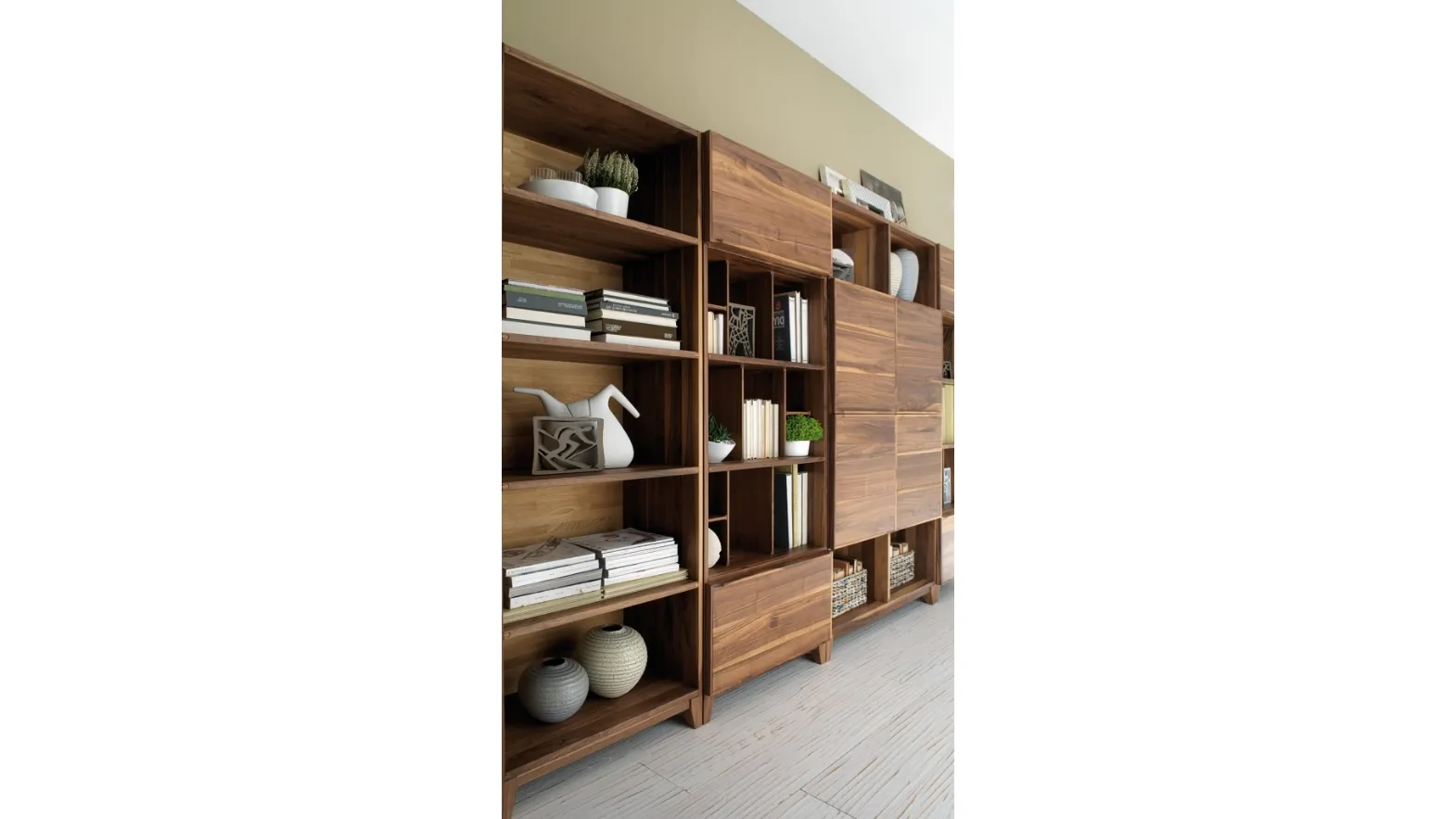 Libreria componibile Leonardo in legno massello di Arte Brotto