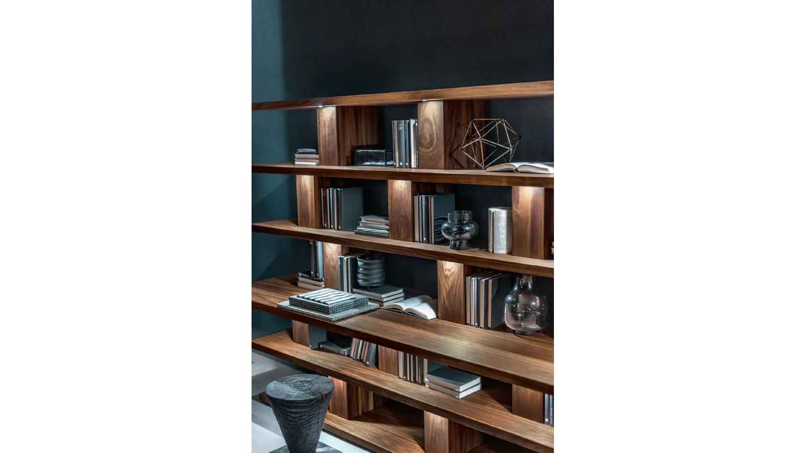 Libreria divisoria Bookshelf in listellare impiallacciato con faretti di Riva1920