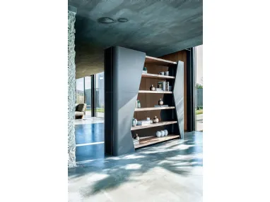 Libreria divisoria Finesse in legno con montanti rivestiti in cuoio di Riva1920