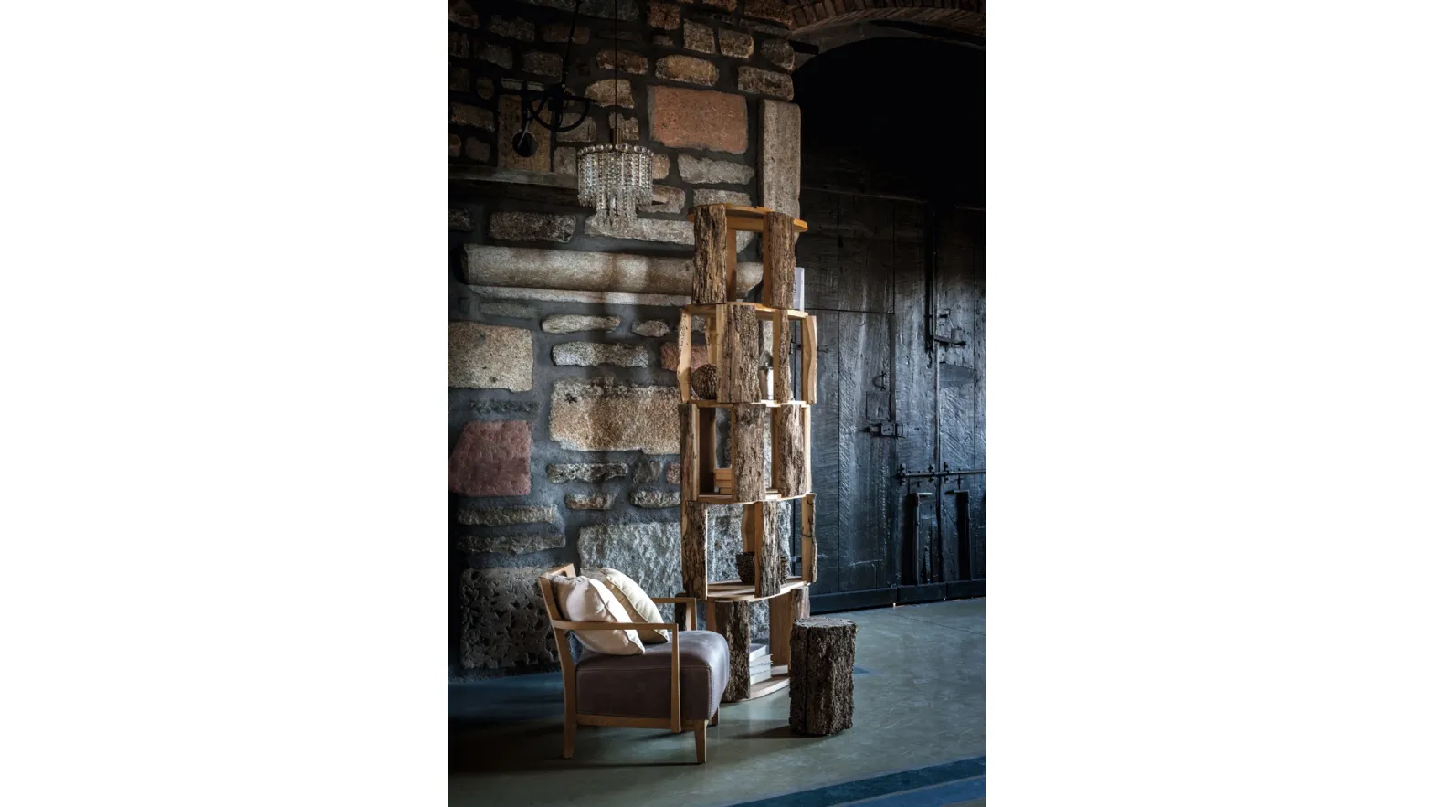 Libreria di design Il Briccolone realizzata in legno di Briccola e ripiani in rovere di Riva1920