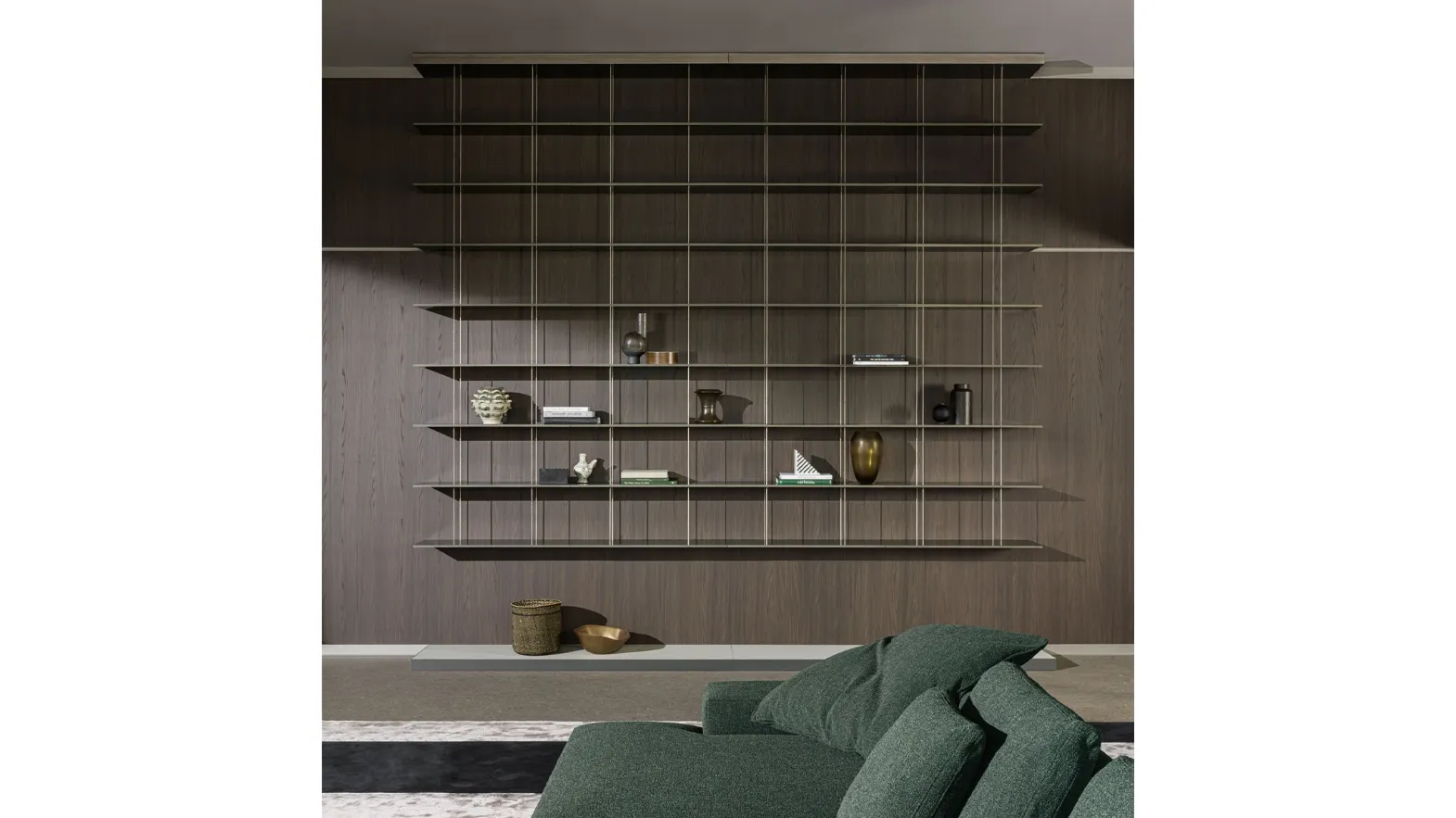 Libreria sospesa di design in metallo con mensola unica in legno Graduate di Molteni & C