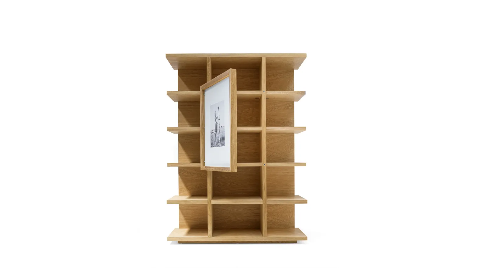 Libreria componibile Sakari con anta a cornice con bordo in legno massello e pannello listellare con applicate immagini fotografiche di Riva1920