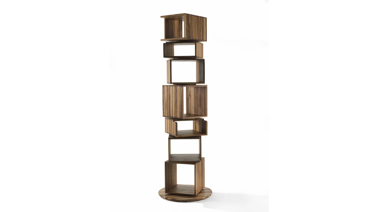 Libreria Step by Step costituita da moduli in legno massello impilati a colonna su base girevole di Riva1920