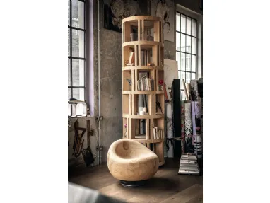 Libreria a colonna Torre Lignea realizzata in legno massello di cedro profumato lavorato da un blocco unico di Riva1920