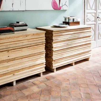 Madia di design effetto catasta di legna in abete massello Ordinaryday di Mogg