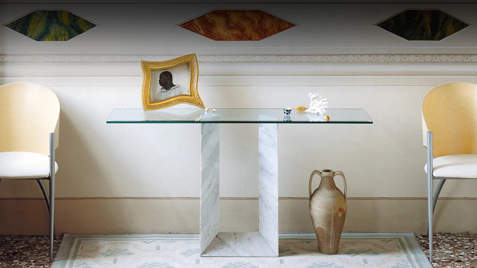 Consolle con piano in cristallo e base in marmo Diapason di Cattelan Italia