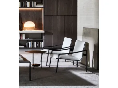 Poltroncina Allure in tessuto bianco e struttura in laccato Nero opaco di Molteni & C