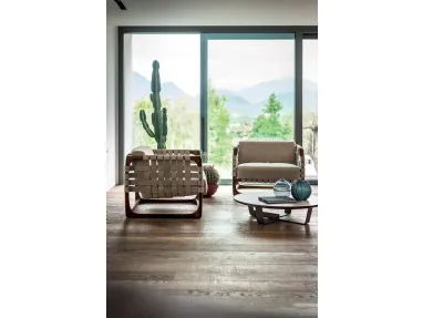 Poltrona Bungalow Armchair in pelle con struttura in legno massello rivestito da cinghie in pelle intrecciate di Riva1920