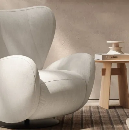 Poltrona di design in tessuto Fiorita di Natuzzi