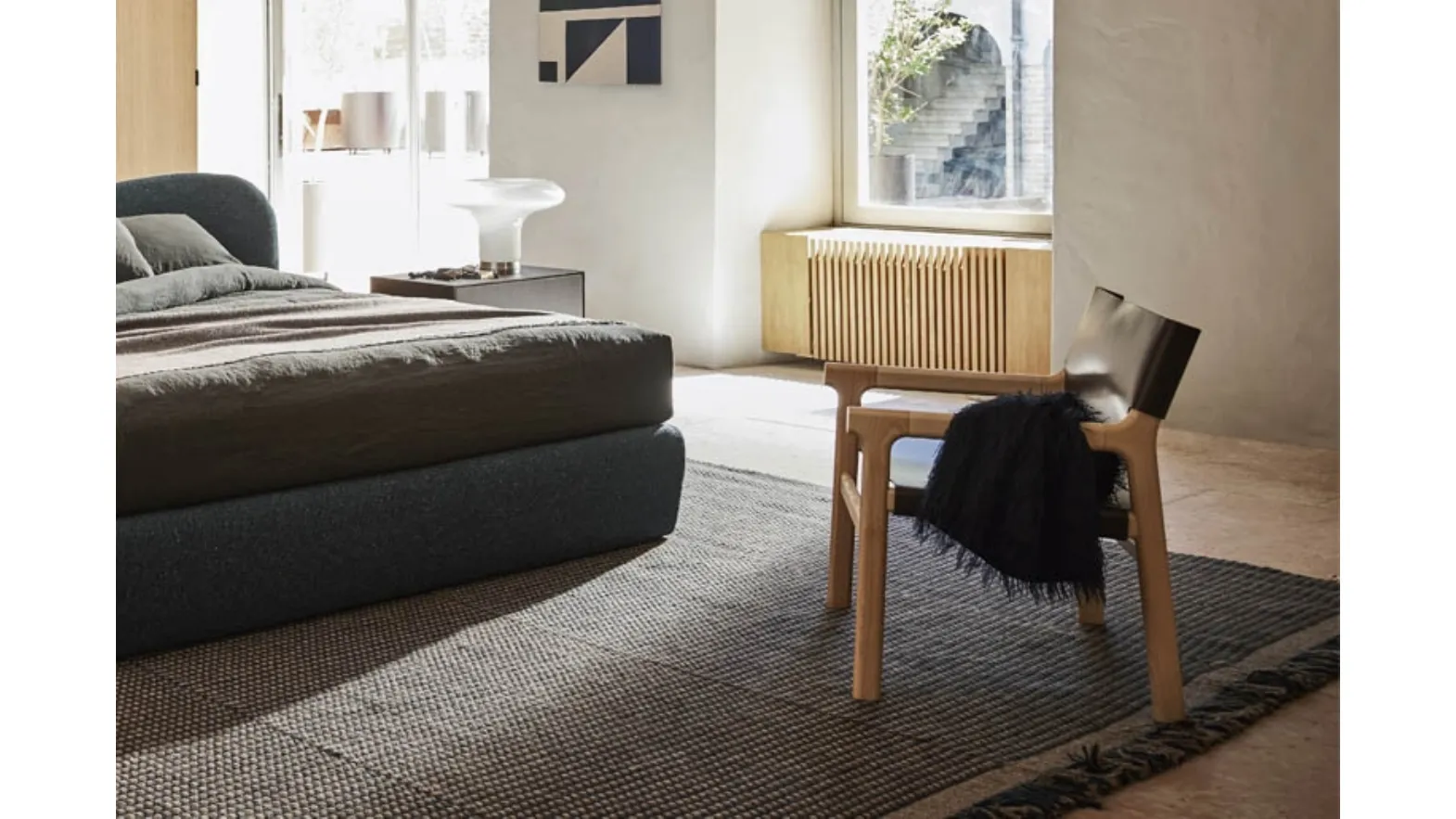 Poltroncina Fushimi Lounge con struttura in legno rivestita in cuoio di Pianca