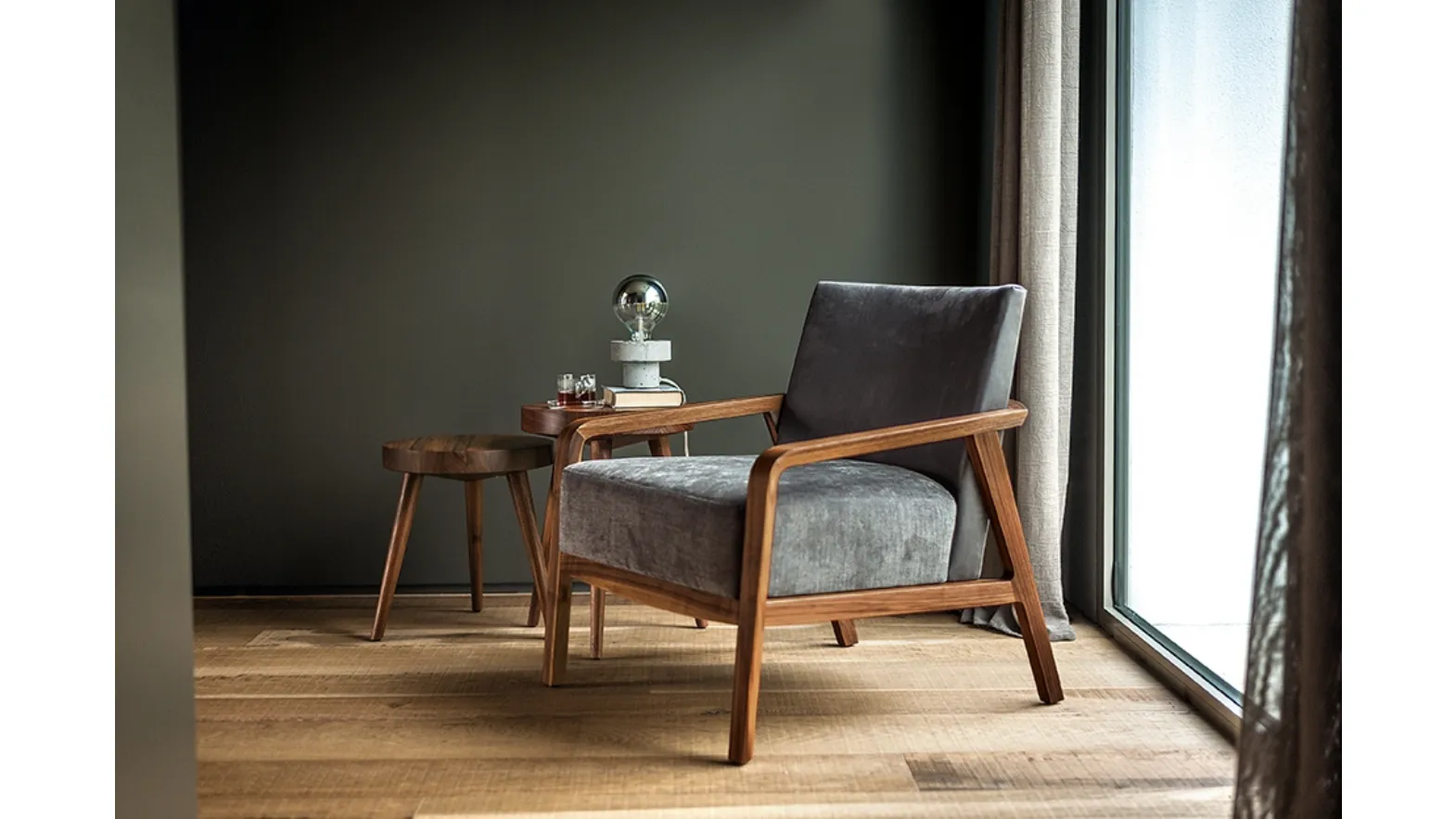 Poltrona Noblé Armchair in tessuto imbottito con struttura in legno massello di Riva1920