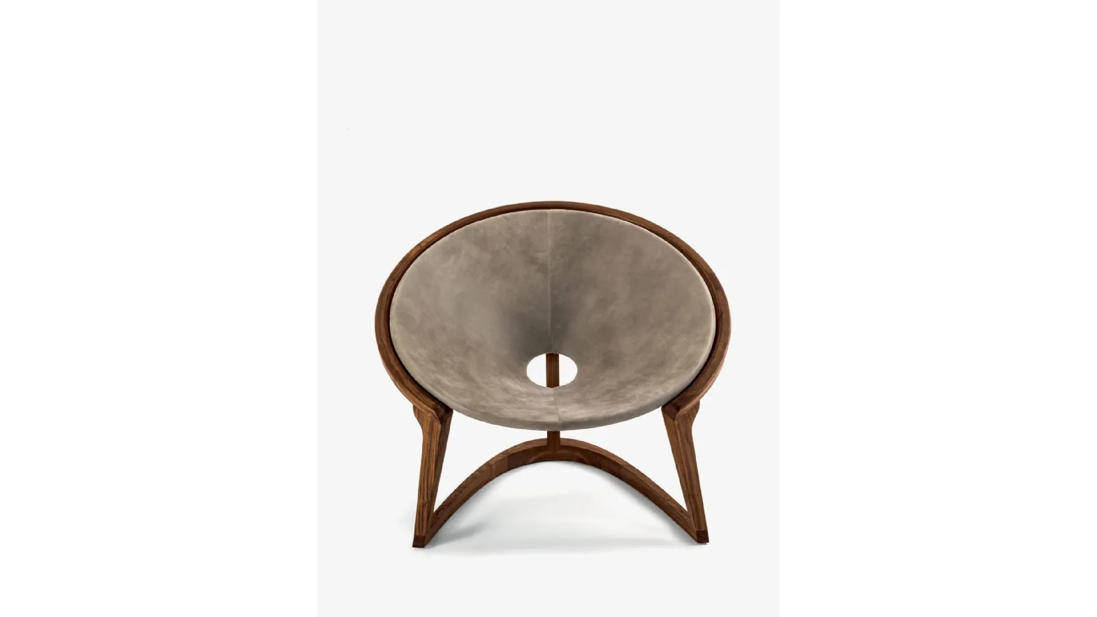 Poltroncina avvolgente Yin and Yang Lounge Chair rivestita in pelle Camoscio con telaio in noce massello Riva1920