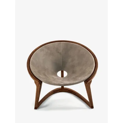 Poltroncina avvolgente Yin and Yang Lounge Chair rivestita in pelle Camoscio con telaio in noce massello Riva1920