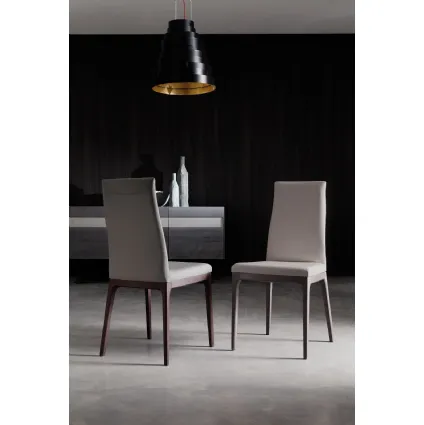 Sedia in pelle con base in faggio tinto Blues di Ozzio