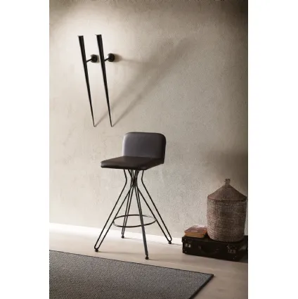 Sgabello fisso con basamento in filo metallico e seduta rivestita in pelle Caleb di Ozzio