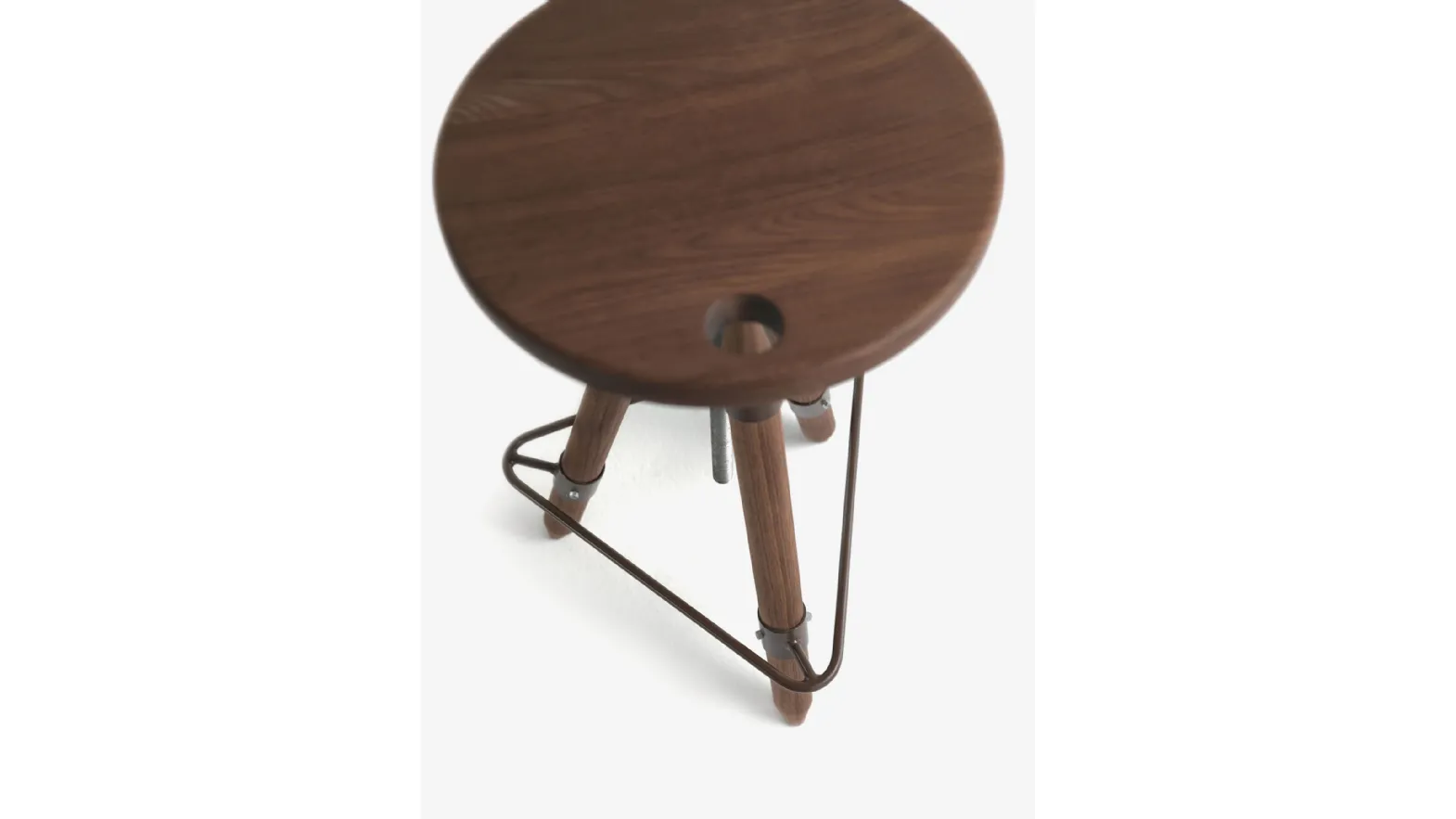 Sgabello Ello interamente realizzato in legno massello con seduta girevole e regolabile in altezza di Riva1920