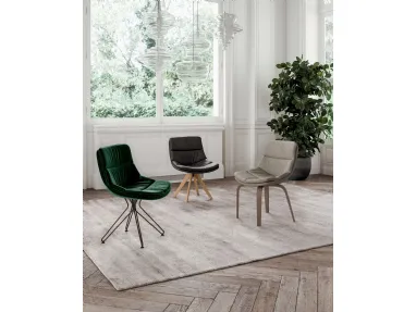 Sedia Sally in pelle imbottita e trapuntata con base in legno di Ozzio