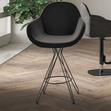 Sgabello fisso con basamento in filo metallico e seduta rivestita in ecopelle Hugo di Ozzio