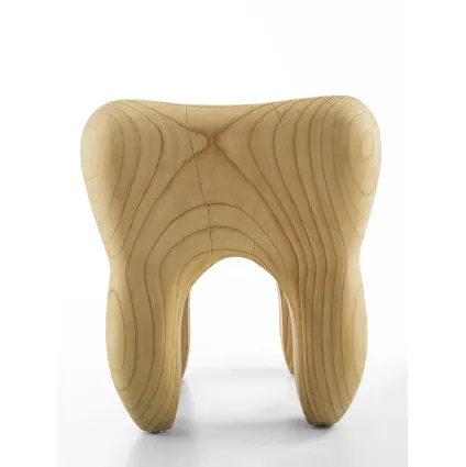Sgabello Molaire in legno massello di cedro profumato che riproduce la forma di un dente di Riva1920