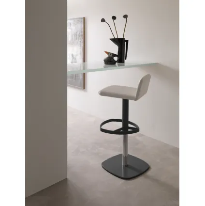 Sgabello con alzata a gas, basamento in metallo e seduta rivestita in pelle Simple di Ozzio