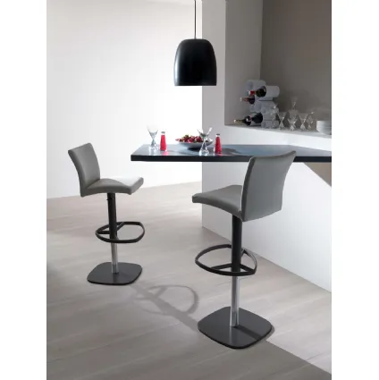 Sgabello con seduta rivestita in pelle e basamento in metallo Slang di Ozzio