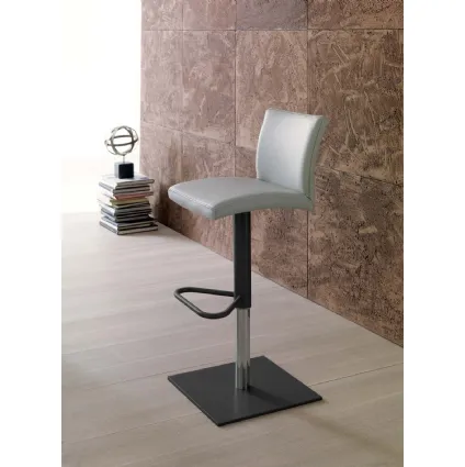 Sgabello con seduta rivestita in ecopelle e basamento in metallo Soft di Ozzio