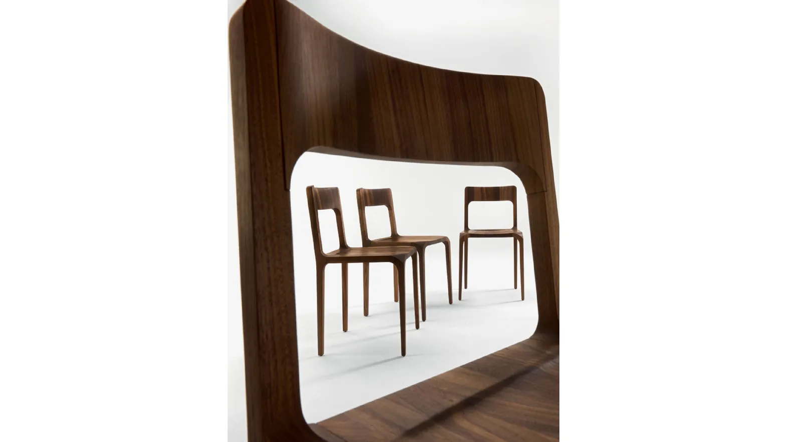 Sedia Sleek realizzata in legno massello di Riva1920