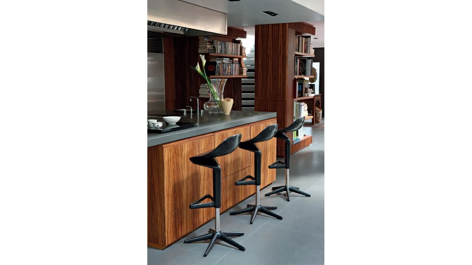 Sgabello Spoon Stool in polipropilene Nero di Kartell