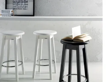 Sgabello Weimar in massello di frassino verniciato di Scavolini