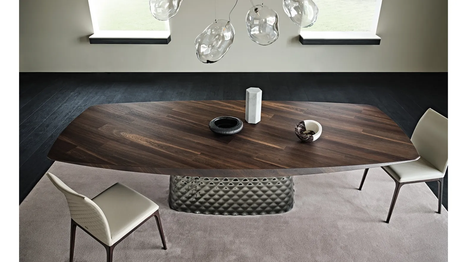 Tavolo con base in cristallo specchiato e piano in legno Atrium Wood di Cattelan Italia