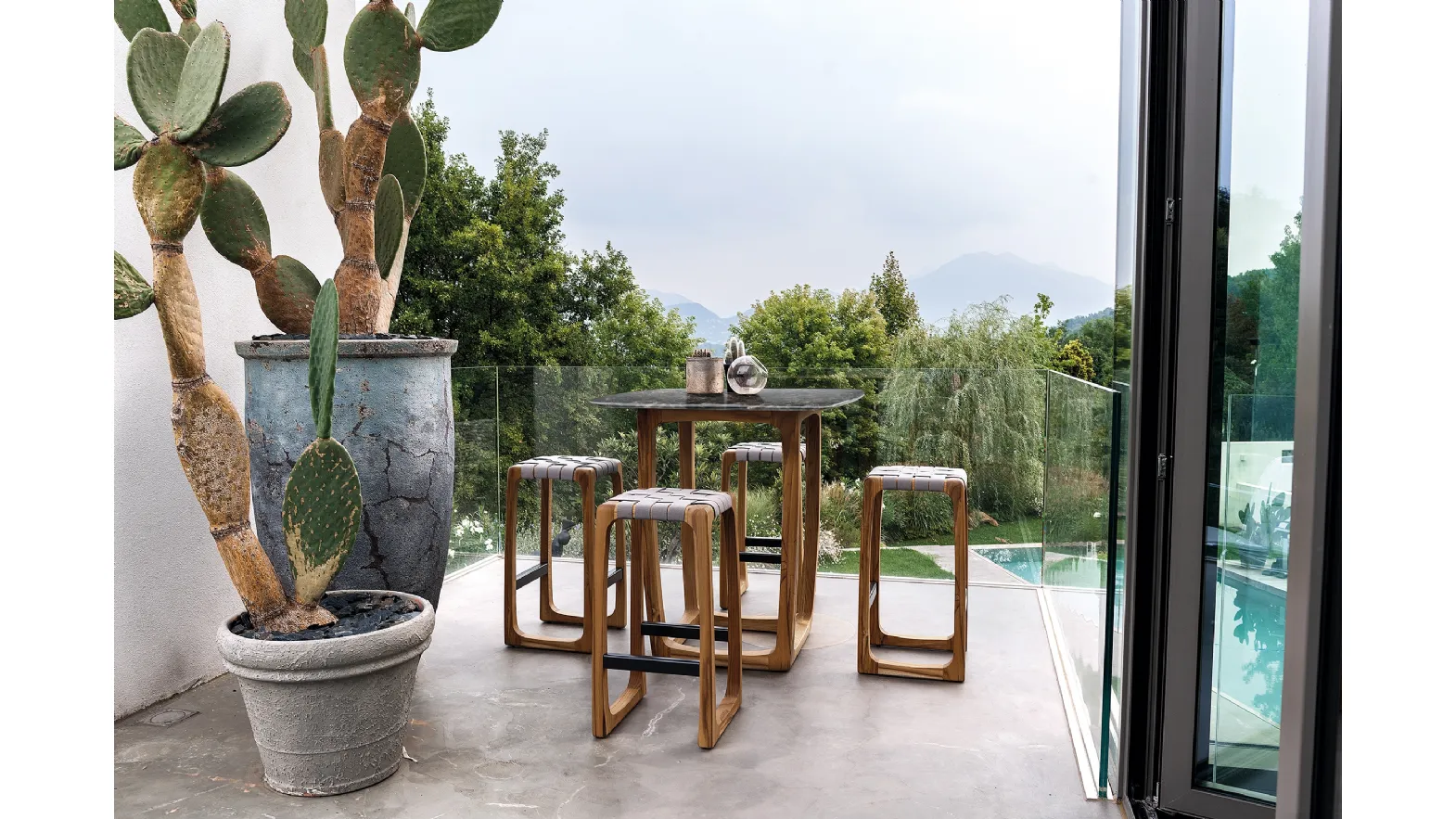 Tavolo Bungalow Bar Table Marble con top in marmo e struttura in legno massello di Riva1920