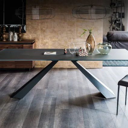 Tavolo con piano in vetro verniciato graphite e base in acciaio Eliot di Cattelan Italia