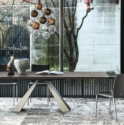 Tavolo allungabile in legno noce e gambe in acciaio Eliot Wood Drive di Cattelan Italia