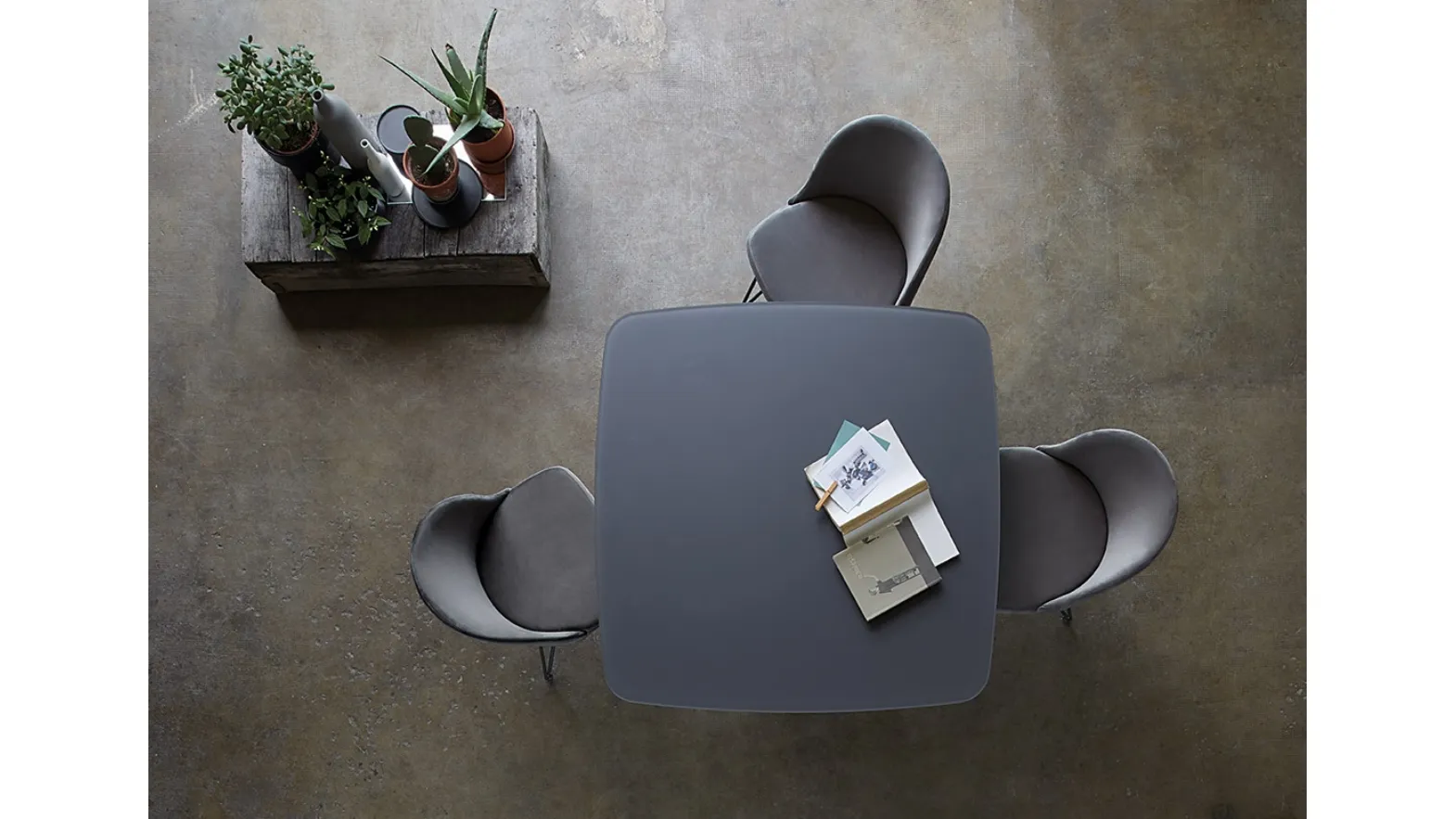 Tavolo Giotto T25 con top in vetro di Friulsedie