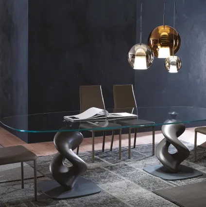 Tavolo in cristallo con base scultura in poliuretano laccato Liquid Big di Ozzio