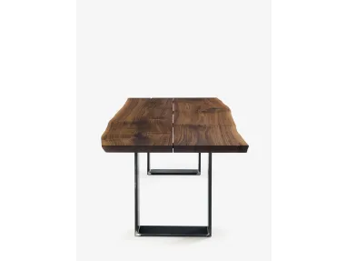 Tavolo Newton Plank in legno massello con bordi naturali e fuga centrale con gambe in ferro di Riva1920