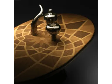 Tavolo ovale Palazzi Piazza del Campidoglio con intarsio di tasselli di legno pregiato sul piano in Noce massello di Arte Brotto